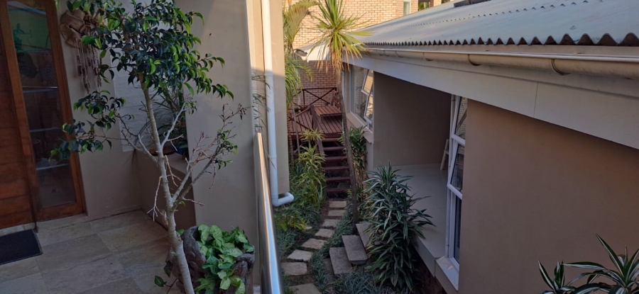 7 Bedroom Property for Sale in Bonza Bay Eastern Cape